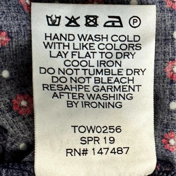 Draper James 100% Rayon blouse. Blue w/ small red flowers. SS sz XL - Picture 7 of 8